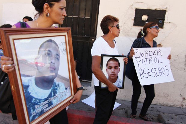 Family and friends protest shooting deaths in Nogales, Son.